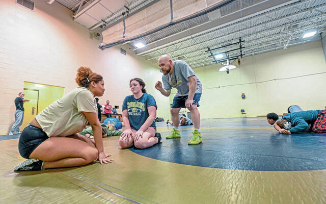 8232436_web1_gtr-GirlsWrestleDocKiski-102