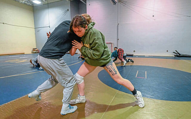 8232436_web1_gtr-girlswrestledockiski-103