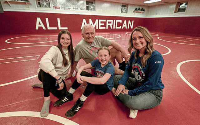 8232436_web1_gtr-GirlsWrestleDocLatrobe-100