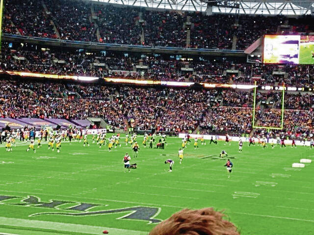 8269566_web1_gtr-SteelersIreland-1