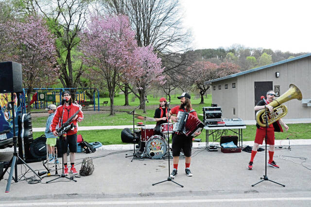 8296873_web1_Dyngus-Photo-band