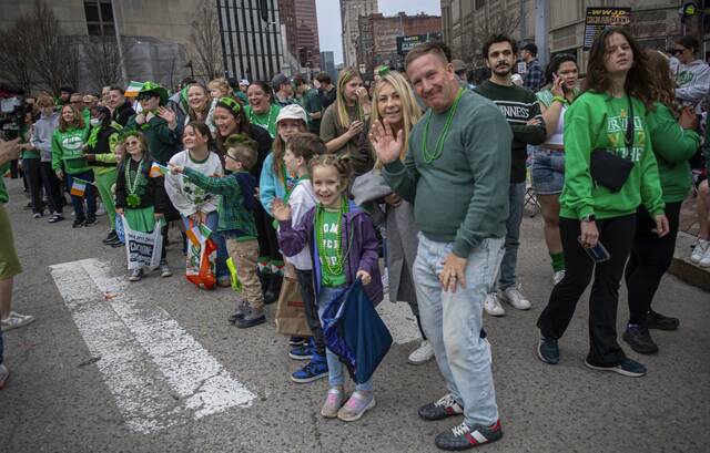 8305994_web1_gtr-LO-StPatrickParade17