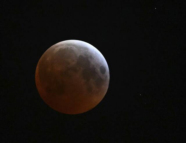 8306077_web1_gtr-lLunarEclipse-031425