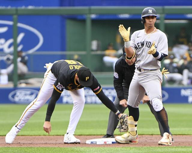 8374648_web1_ptr-BucsYankees05-040525