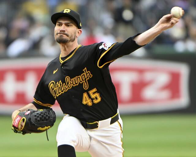 8379029_web1_ptr-BucsYankees01-040725