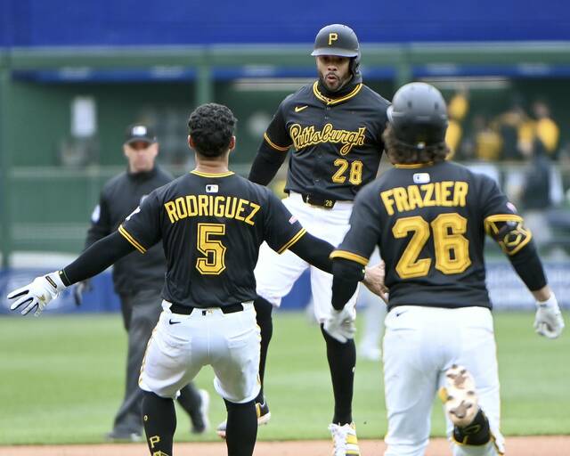 8379029_web1_ptr-BucsYankees08-040725
