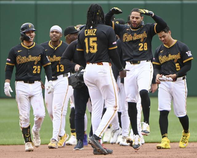 8379029_web1_ptr-BucsYankees12-040725