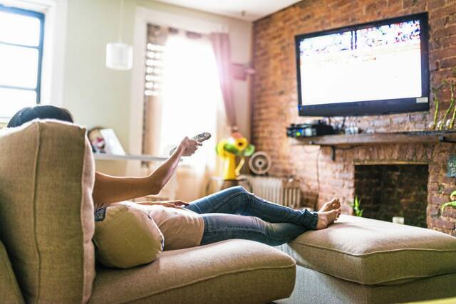 8385149_web1_web-TVwatchingA