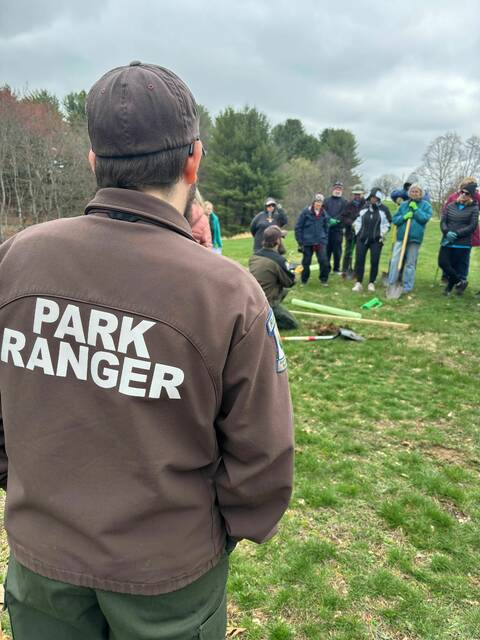 8407687_web1_naj-LongvueTreePlanting3-042425