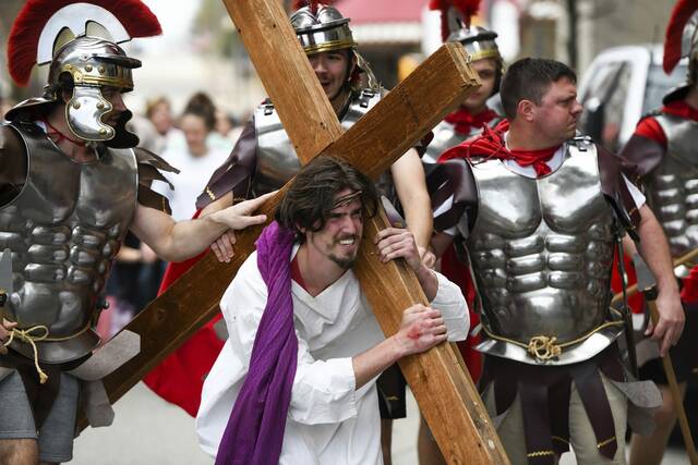 8411586_web1_gtr-WayOfTheCross004-041925