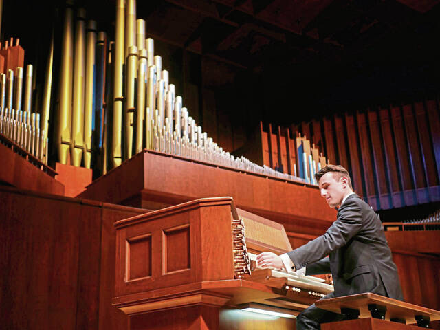 8427606_web1_gtr-organist-042225