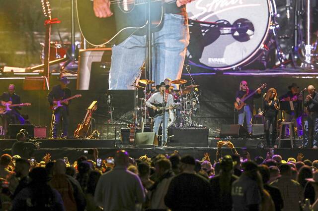 8438059_web1_ptr-GeorgeStrait-050125