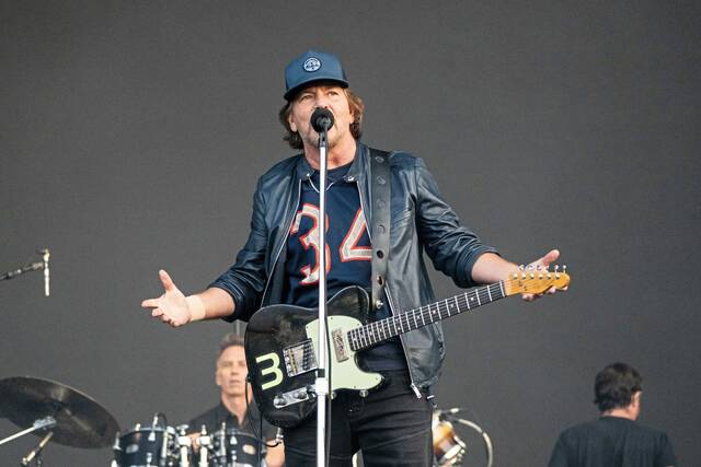 8438059_web1_ptr-PearlJam-050125