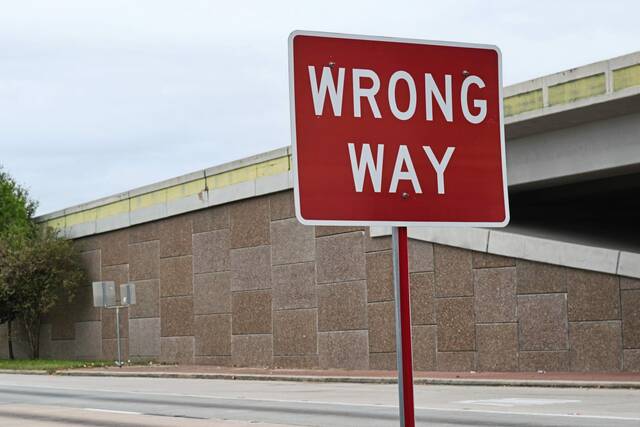 8473252_web1_web-WrongWaySignA