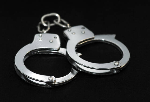 8478731_web1_web-Handcuffs362