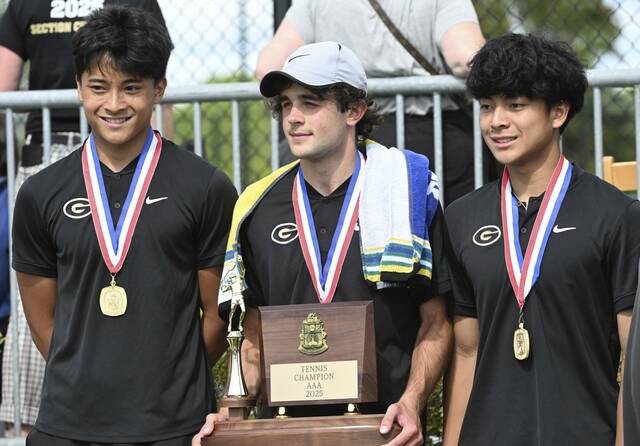 Gateway boys tennis celebrates return to top of WPIAL mountain
