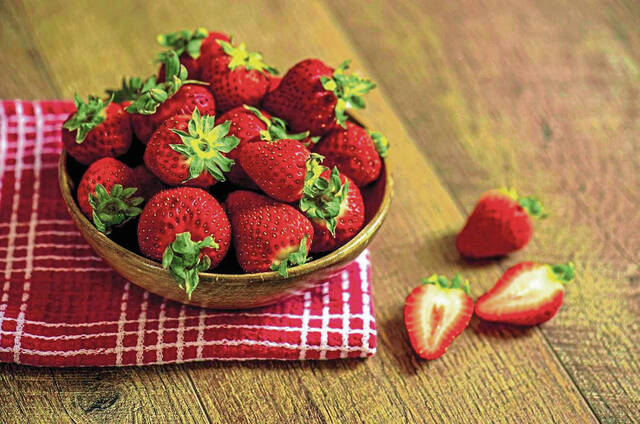 8484652_web1_Strawberry-bowl