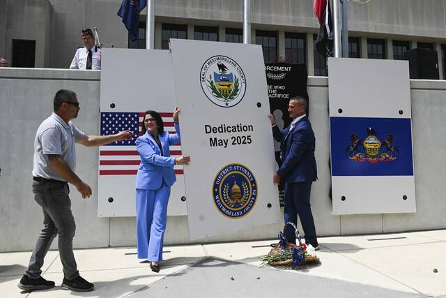 8488399_web1_gtr-OfficerMemorial005-051625