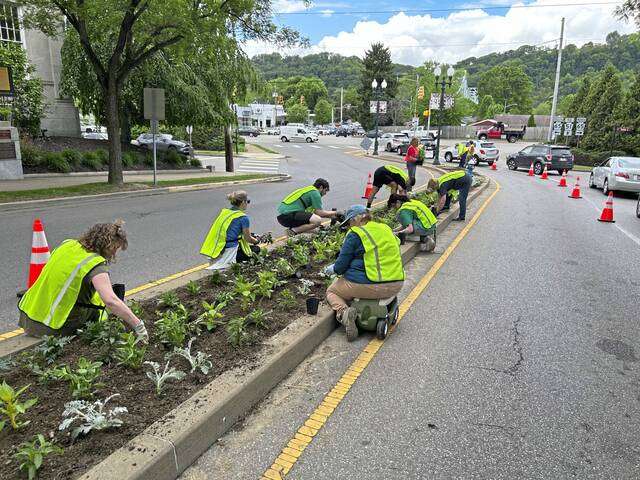 8503002_web1_SEW-BroadStreetPlanting2-052225