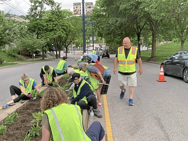 8503002_web1_SEW-BroadStreetPlanting3-052225