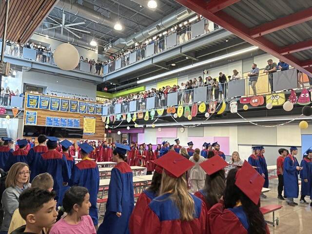 8516194_web1_sig-cvgradwalk2