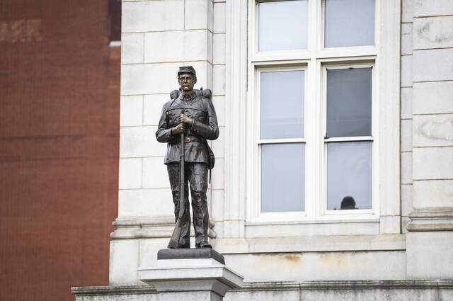 8551773_web1_gtr-StatueDedicate008-060125