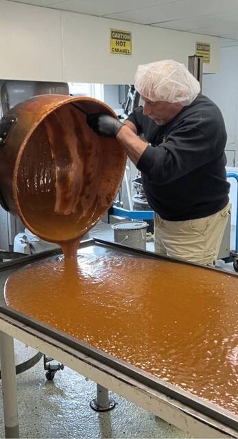 8551888_web1_ptr-HersheyBetsy-Caramel