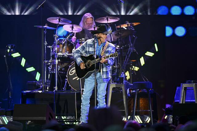 8555871_web1_2025_Strait_Concert_-Alysa-Rubin_Pittsburgh-Steelers