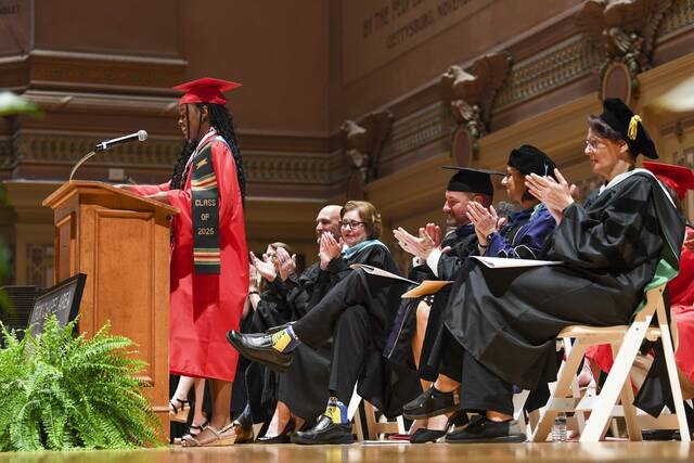 8581016_web1_HER-FCASDgraduation008-061925