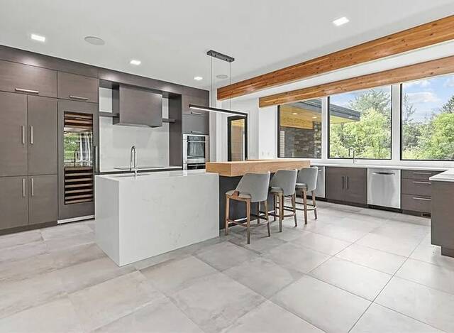 8584920_web1_her-modern-061925-7