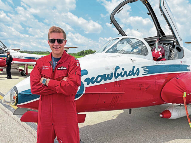 8612004_web1_gtr-AirshowSnowbirds-062125