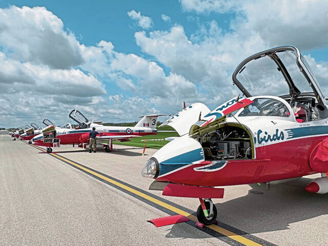 8612004_web1_gtr-AirshowSnowbirds2-062125
