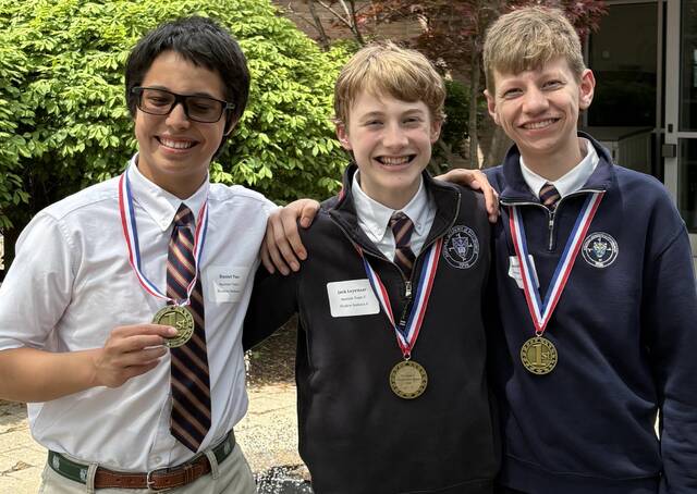 8628817_web1_hj-AquinasReadingMedals-062525