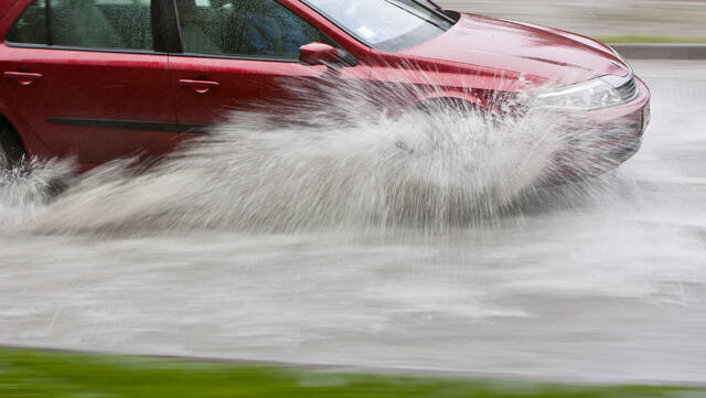 8647121_web1_web-floodedroad