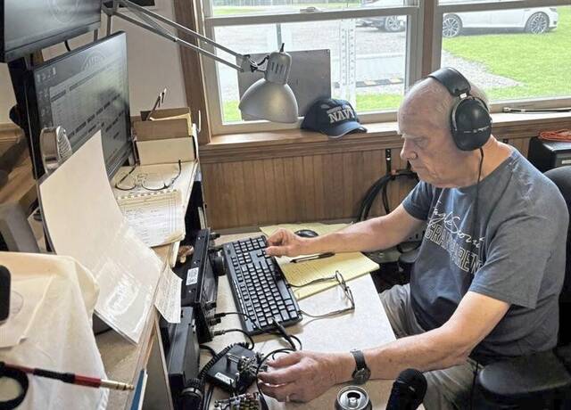 8648346_web1_sig-hamradio4