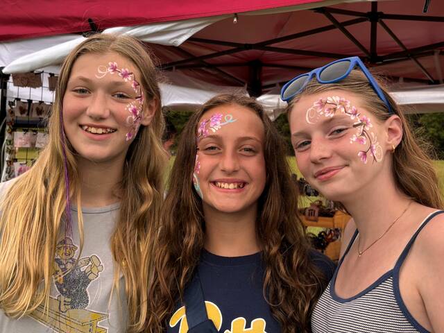 8648740_web1_naj-FPfestival3girls-071025