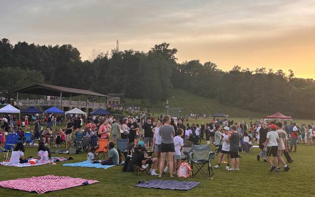 8648740_web1_naj-FPfestivalcrowd-071025