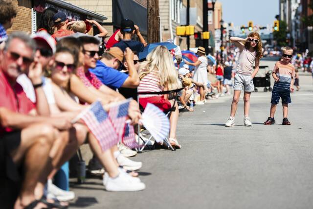 8655066_web1_gtr-Latrobe4thParade10-070525