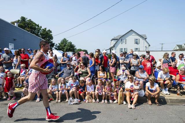 8655066_web1_gtr-Latrobe4thParade2-070525