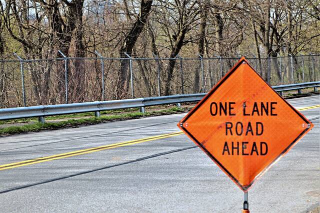 8656010_web1_WEB-one-lane-road-ahead-sign