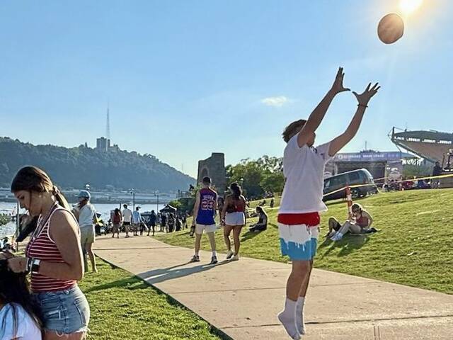 8659088_web1_her-July4-071725-4