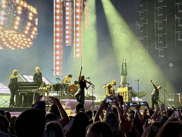8671009_web1_ptr-Lumineers-071125--5-