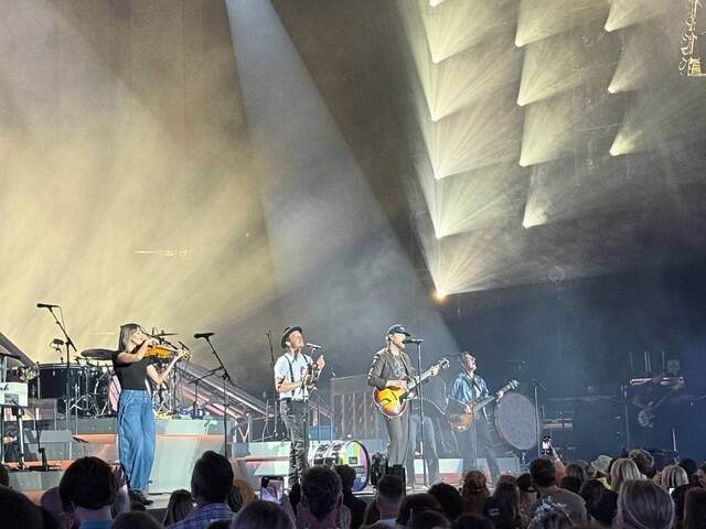 8671009_web1_ptr-Lumineers-071125--8-