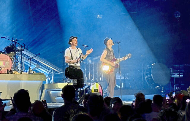 8671009_web1_ptr-LumineersBWeb-071125