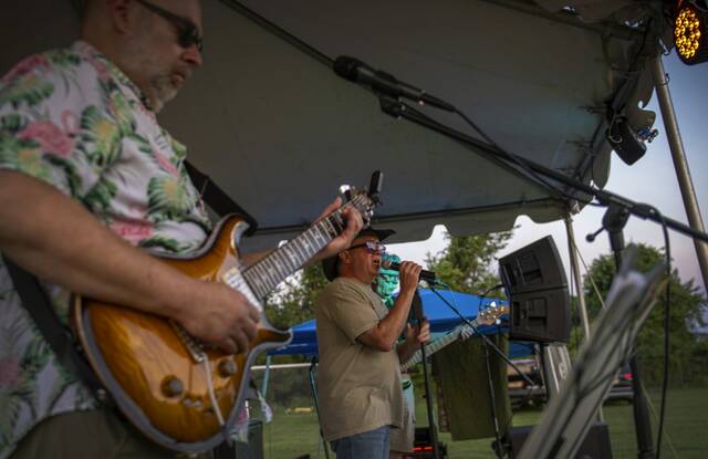 8673225_web1_gtr-lo-jeannetteconcert12-