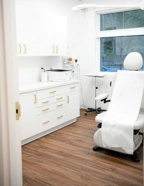 8679873_web1_her-dermatology-072425-3