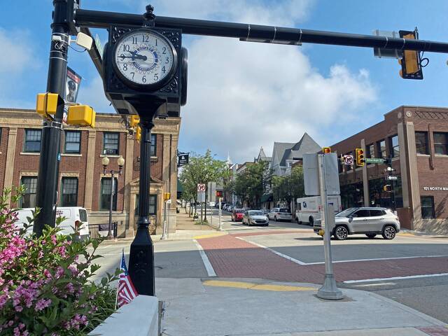 8683670_web1_gtr-gbgclock