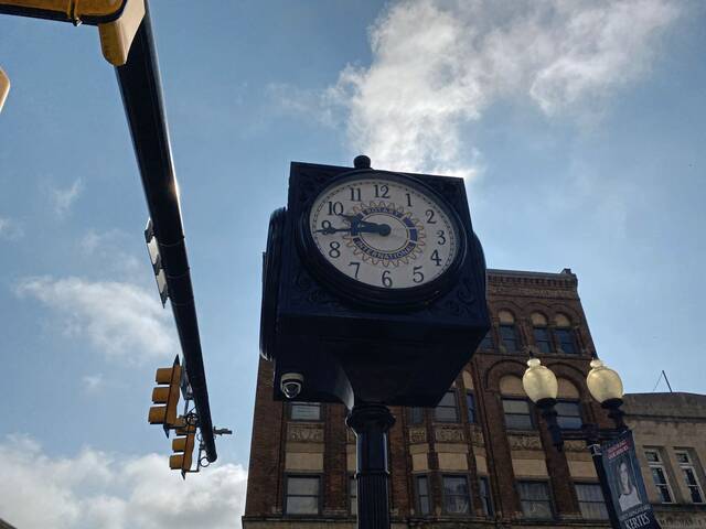 8683670_web1_gtr-gbgclock2