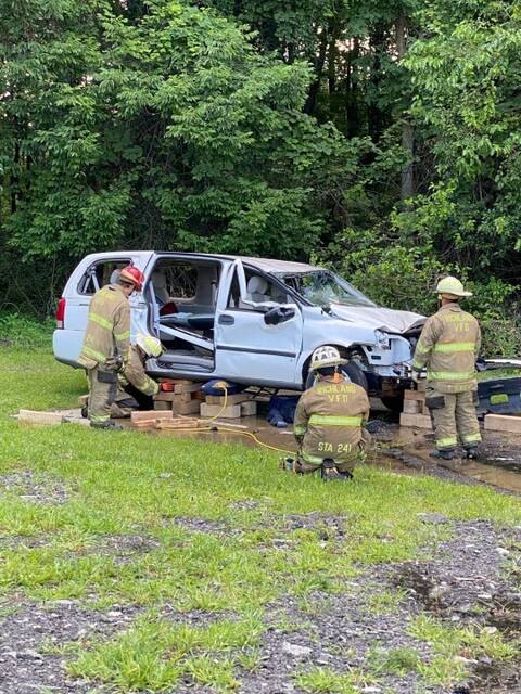 8689484_web1_rvfd-car-lift