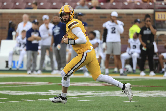 Shunned by hometown Razorbacks, Drake Lindsey leads Minnesota offense